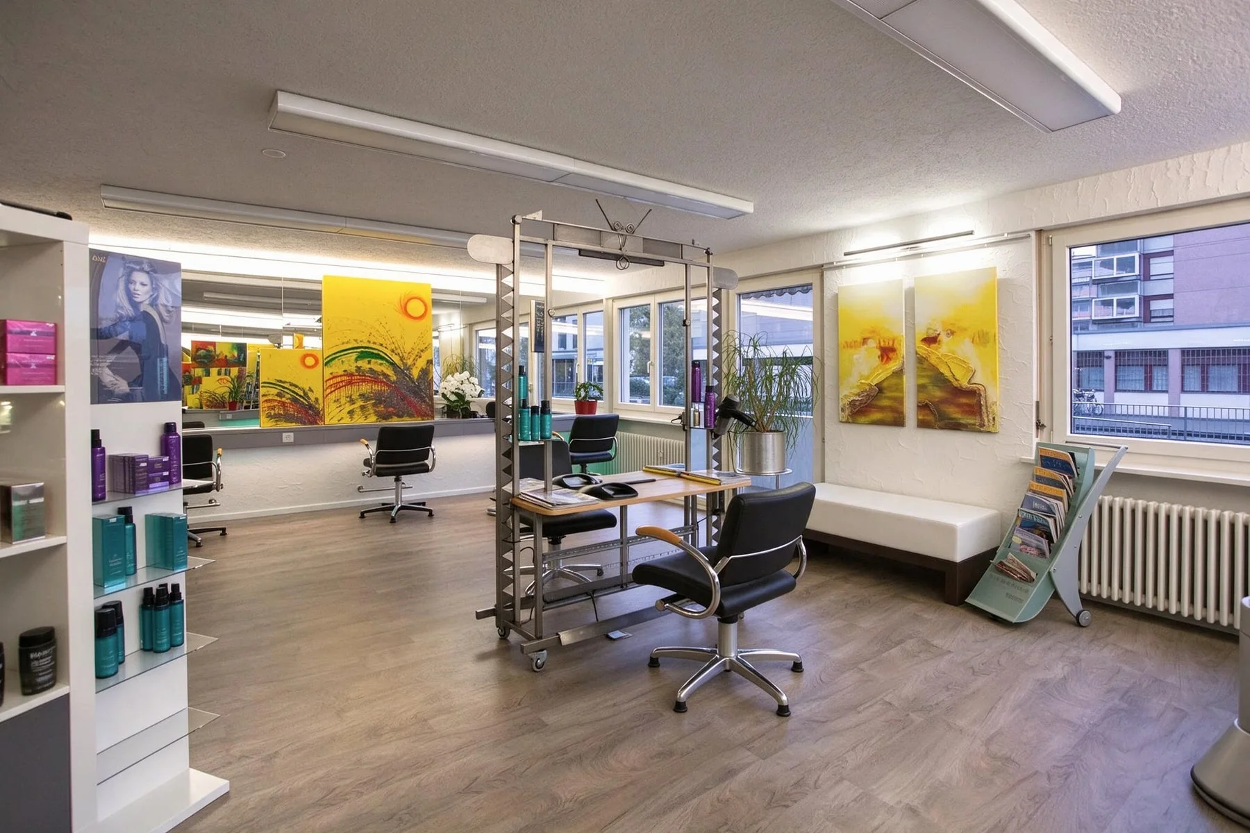 Moderner Salonbereich von Nicole Stadelmann mit Stylingplätzen und Spiegeln